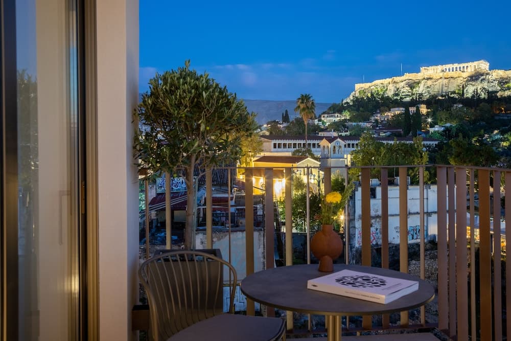 Altar Suites, Reception