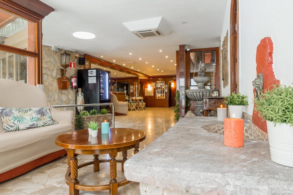 Vintage Hotel Mercedes