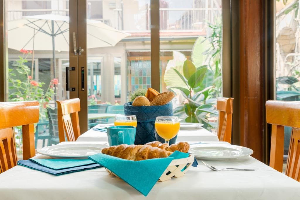 Vintage Hotel Mercedes