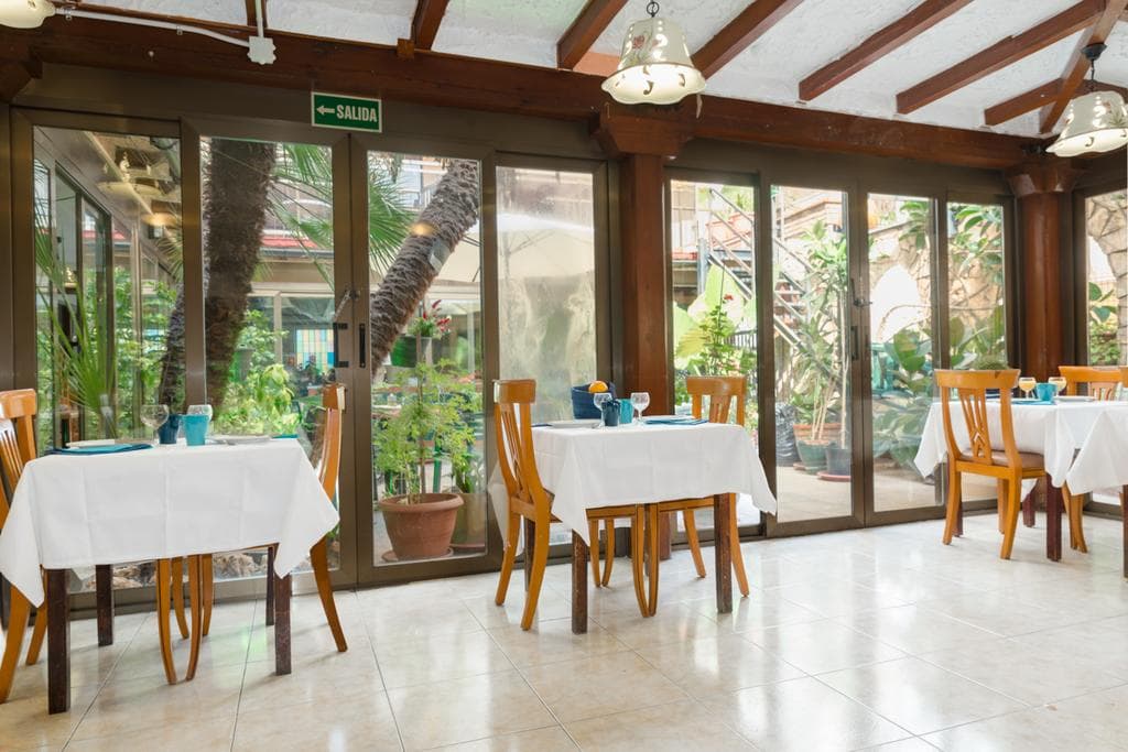 Vintage Hotel Mercedes