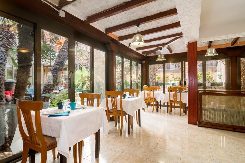 Vintage Hotel Mercedes