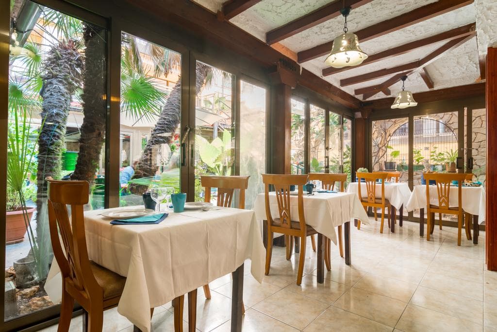 Vintage Hotel Mercedes