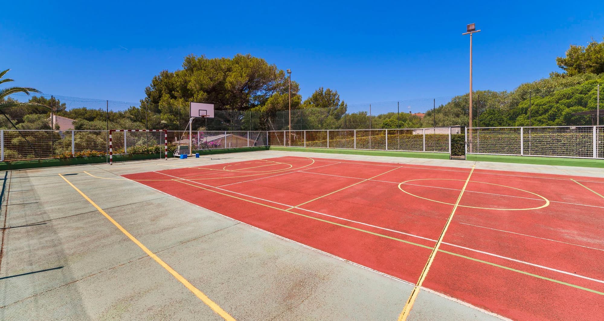 Globales Cala'n Blanes, Sports and Entertainment