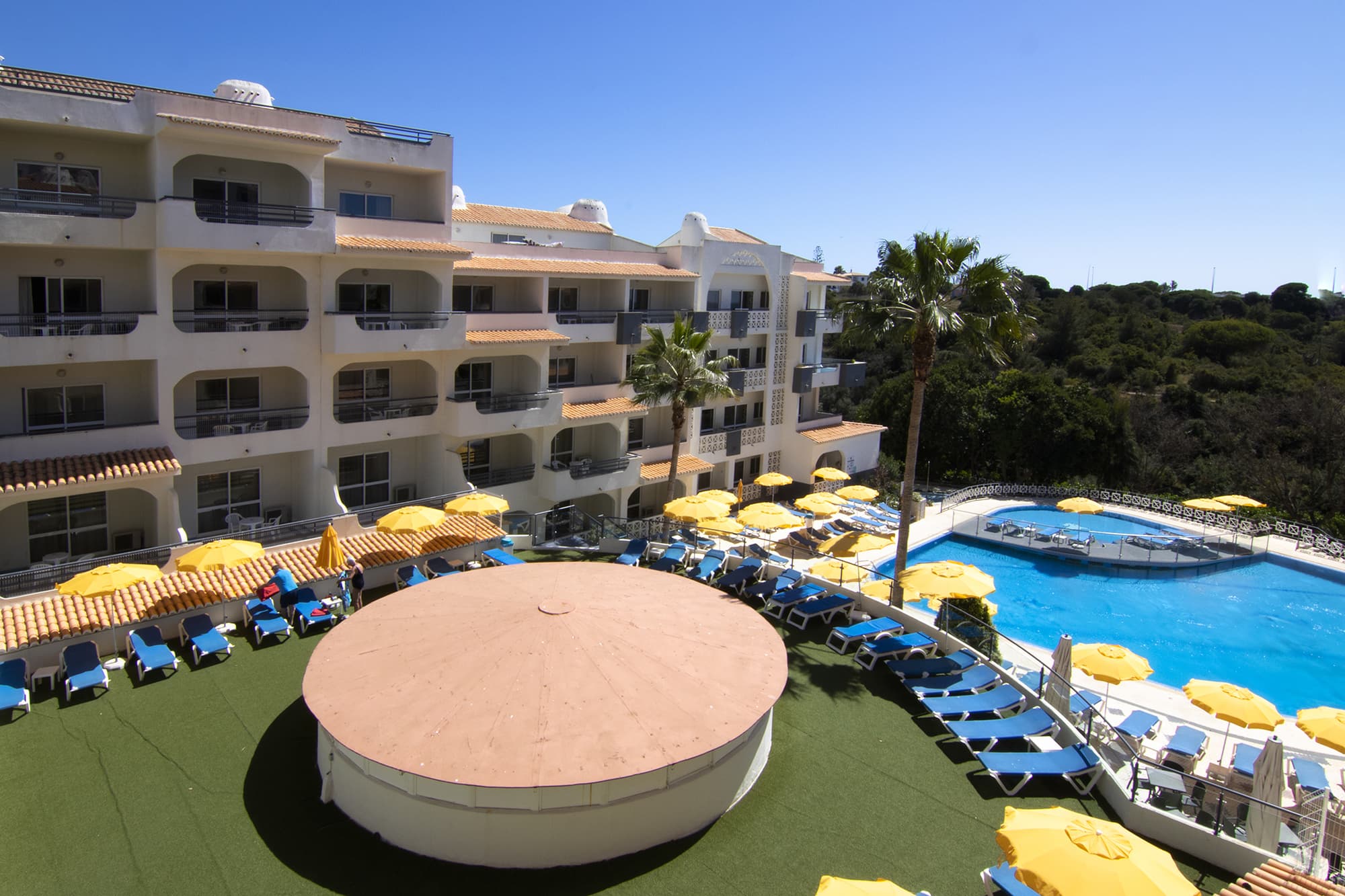 Luna Miramar Club, Terrace