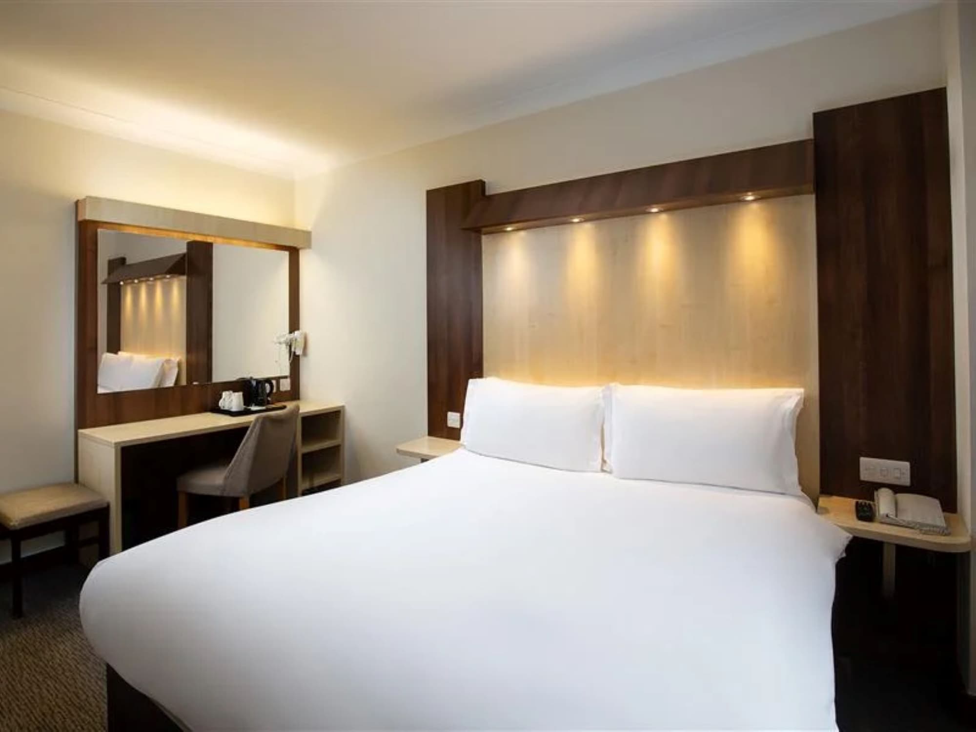 Royal National, Room