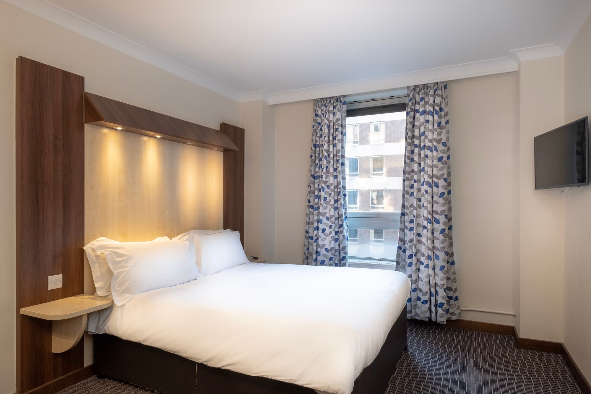 Royal National, Room