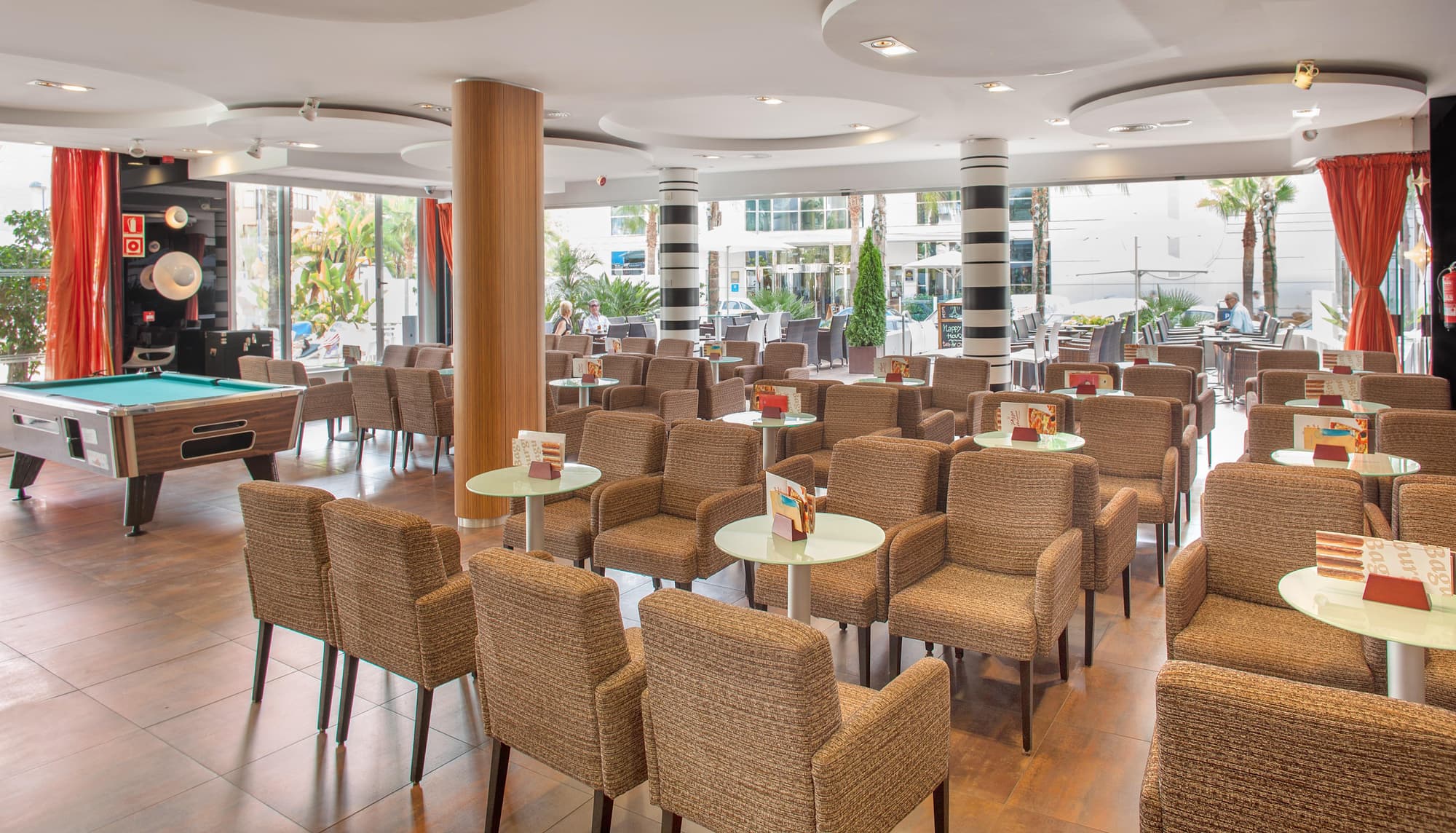 RH Royal-Only Adults, Bar