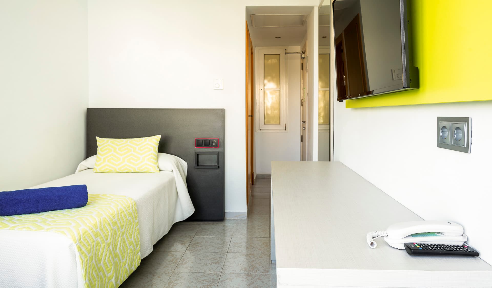 Globales Torrenova Adults Only +16, Room