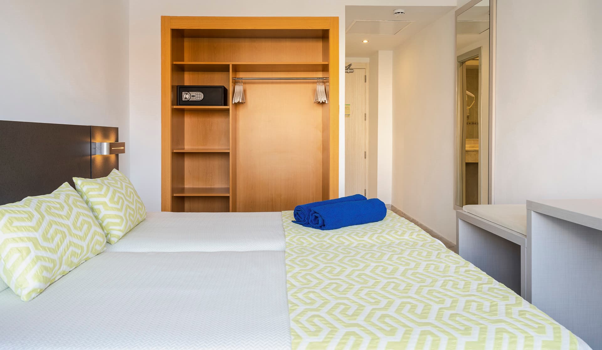 Globales Torrenova Adults Only +16, Room