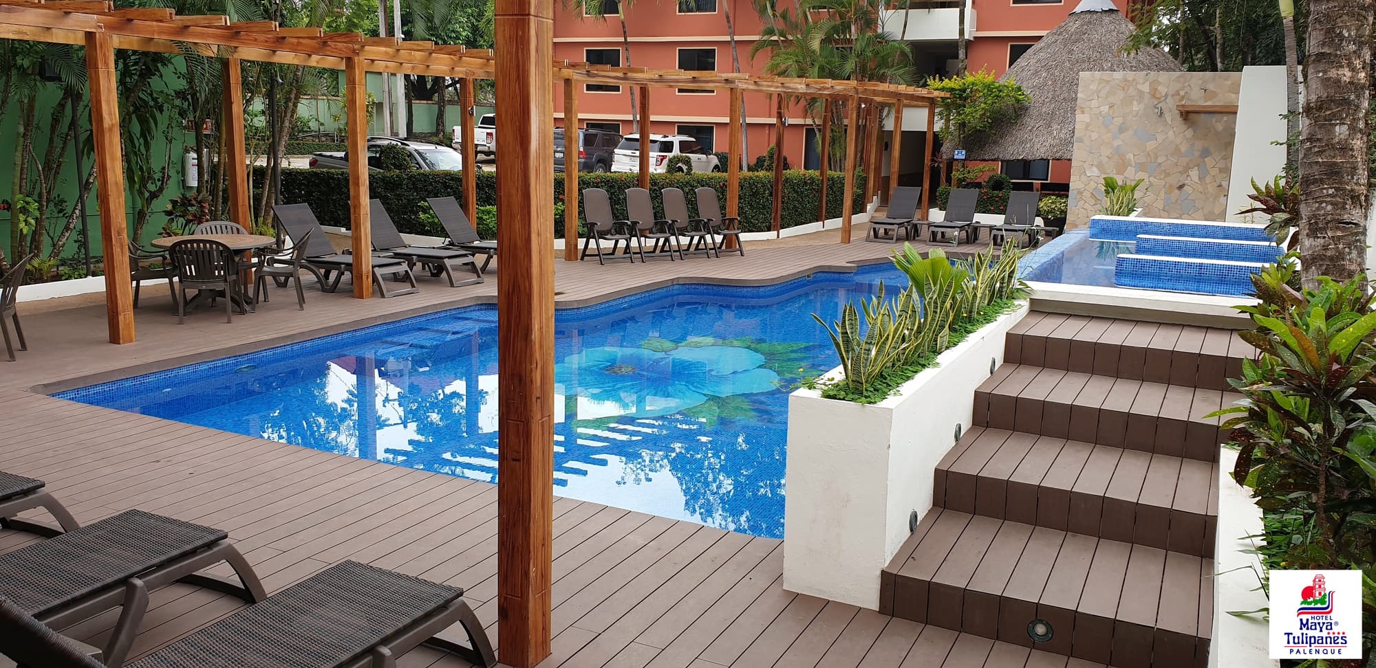 Maya Tulipanes, Pool