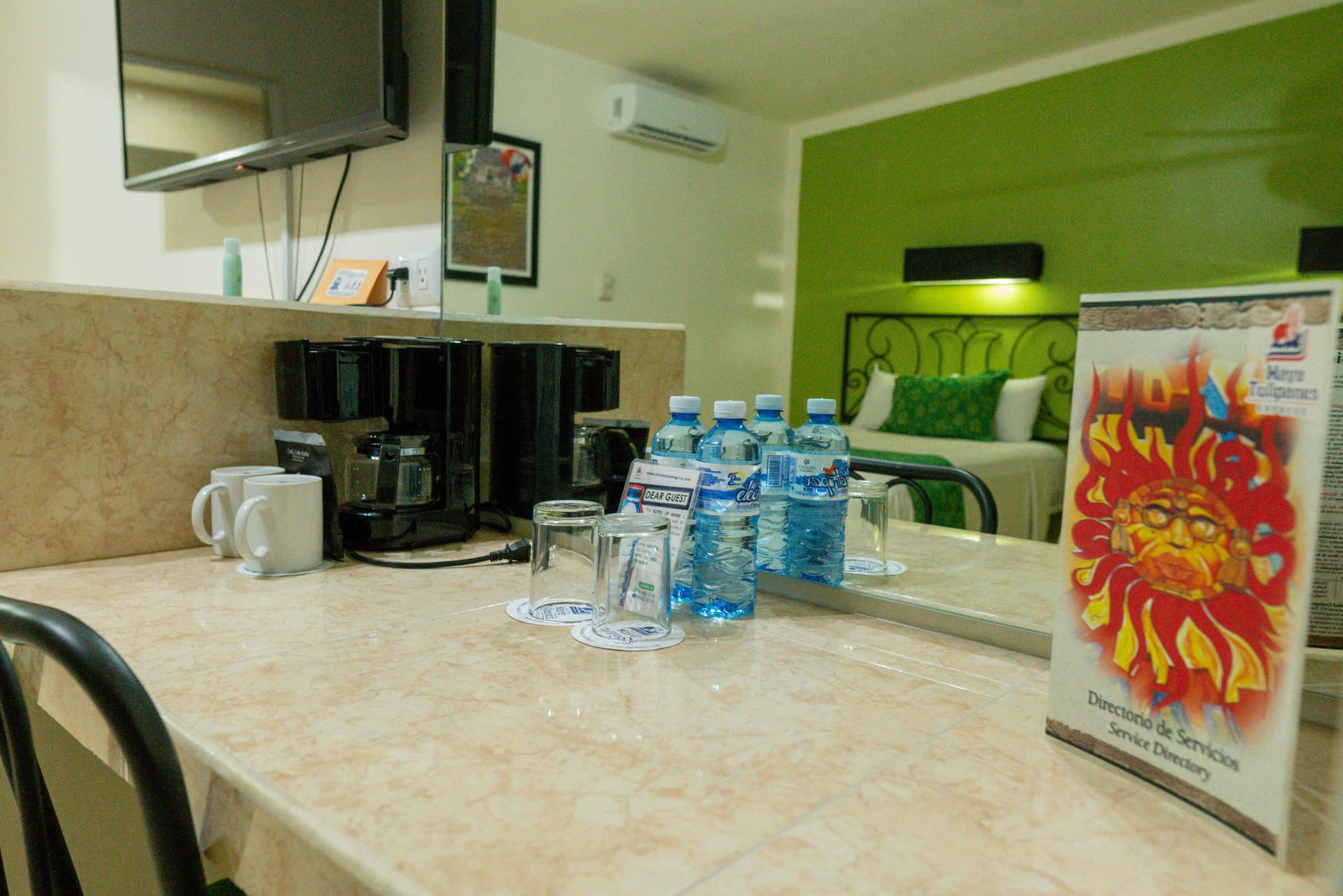 Maya Tulipanes, Room