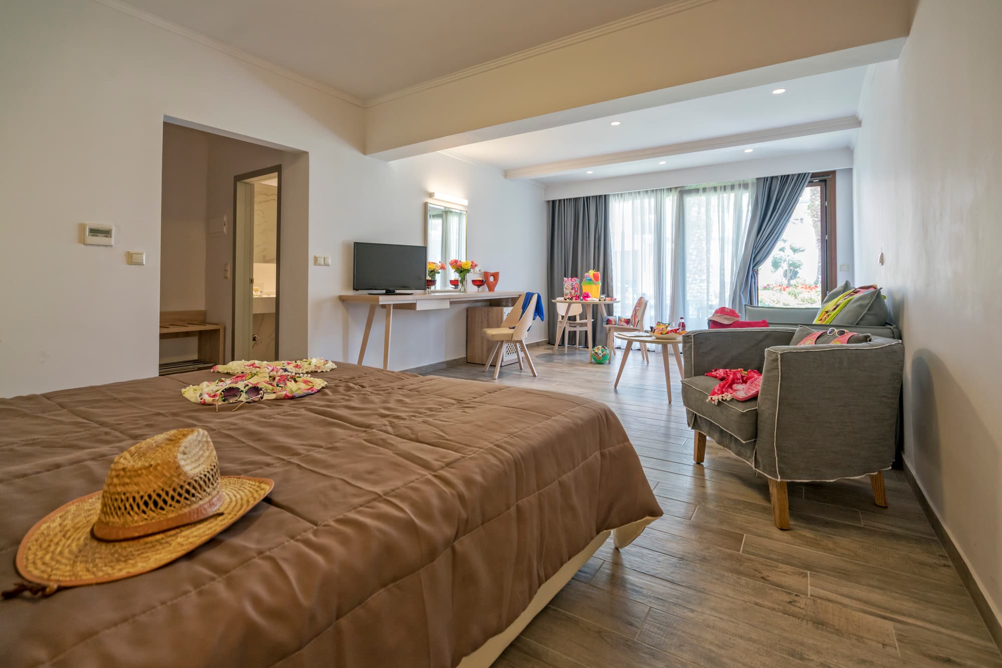 Lagomandra Beach Hotel