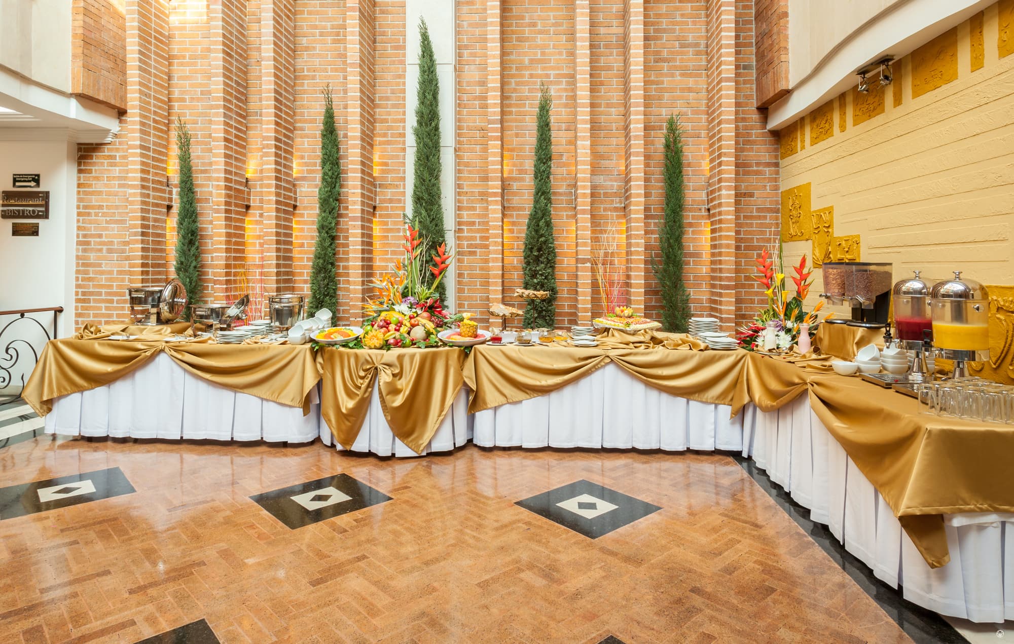 Embassy Park, Restaurant