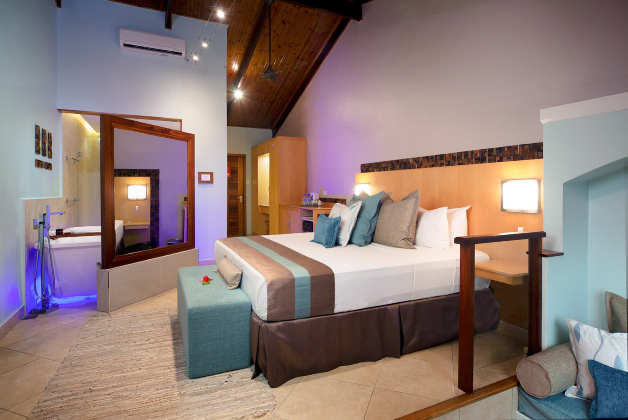 Coco de Mer Hotel and Black Parrot Suites, Room