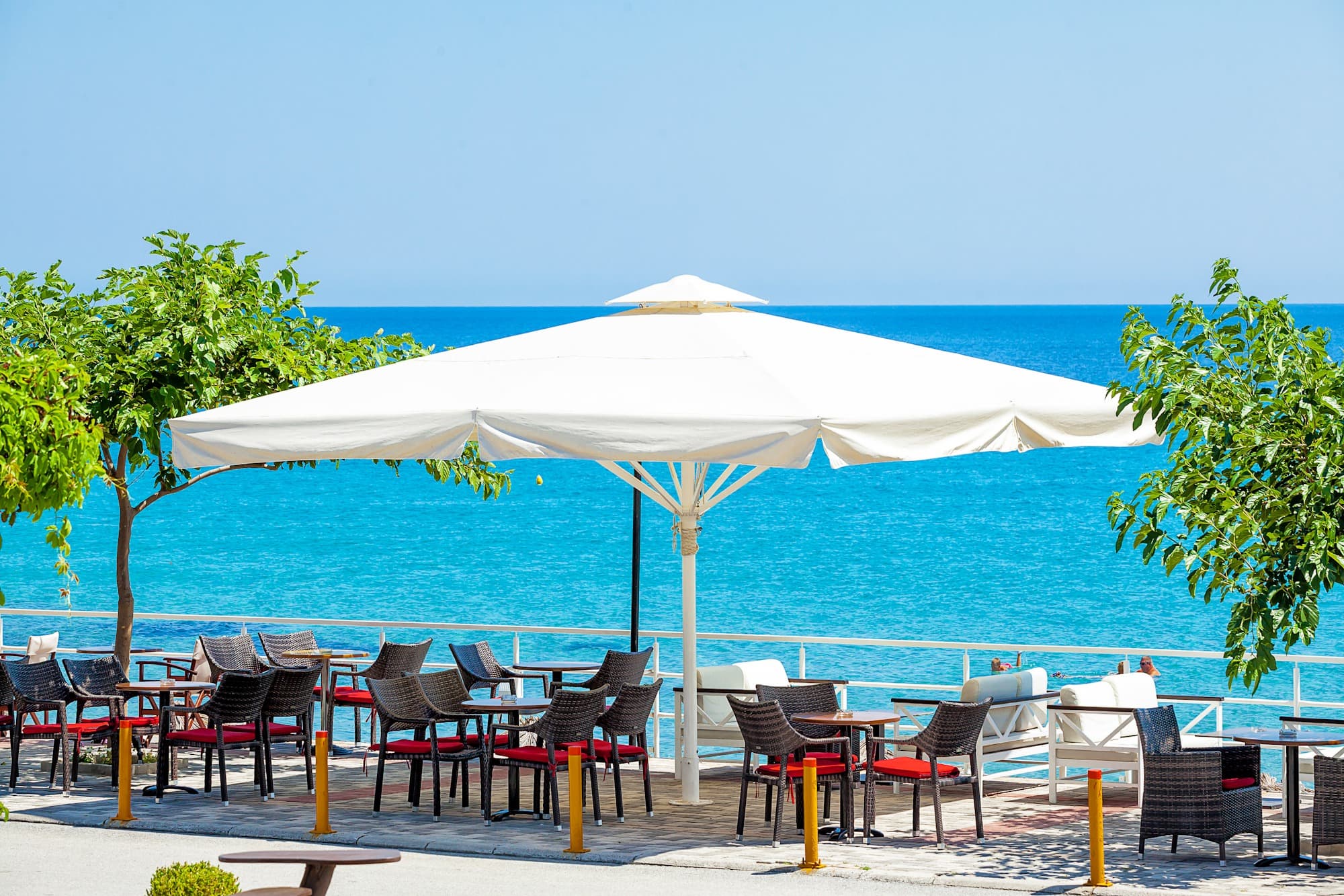 Xenios Dolphin Beach Hotel