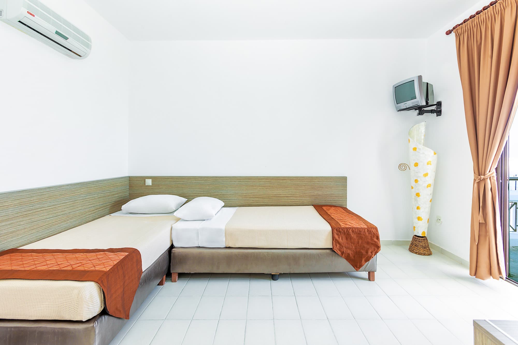 Xenios Dolphin Beach Hotel