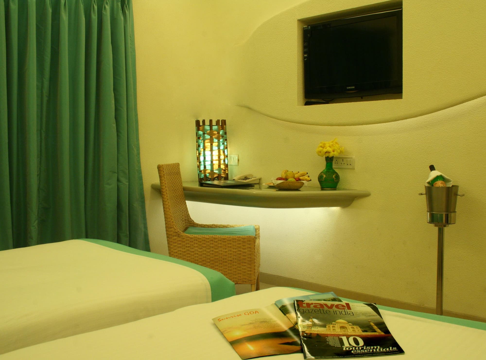 The Golden Crown, Room