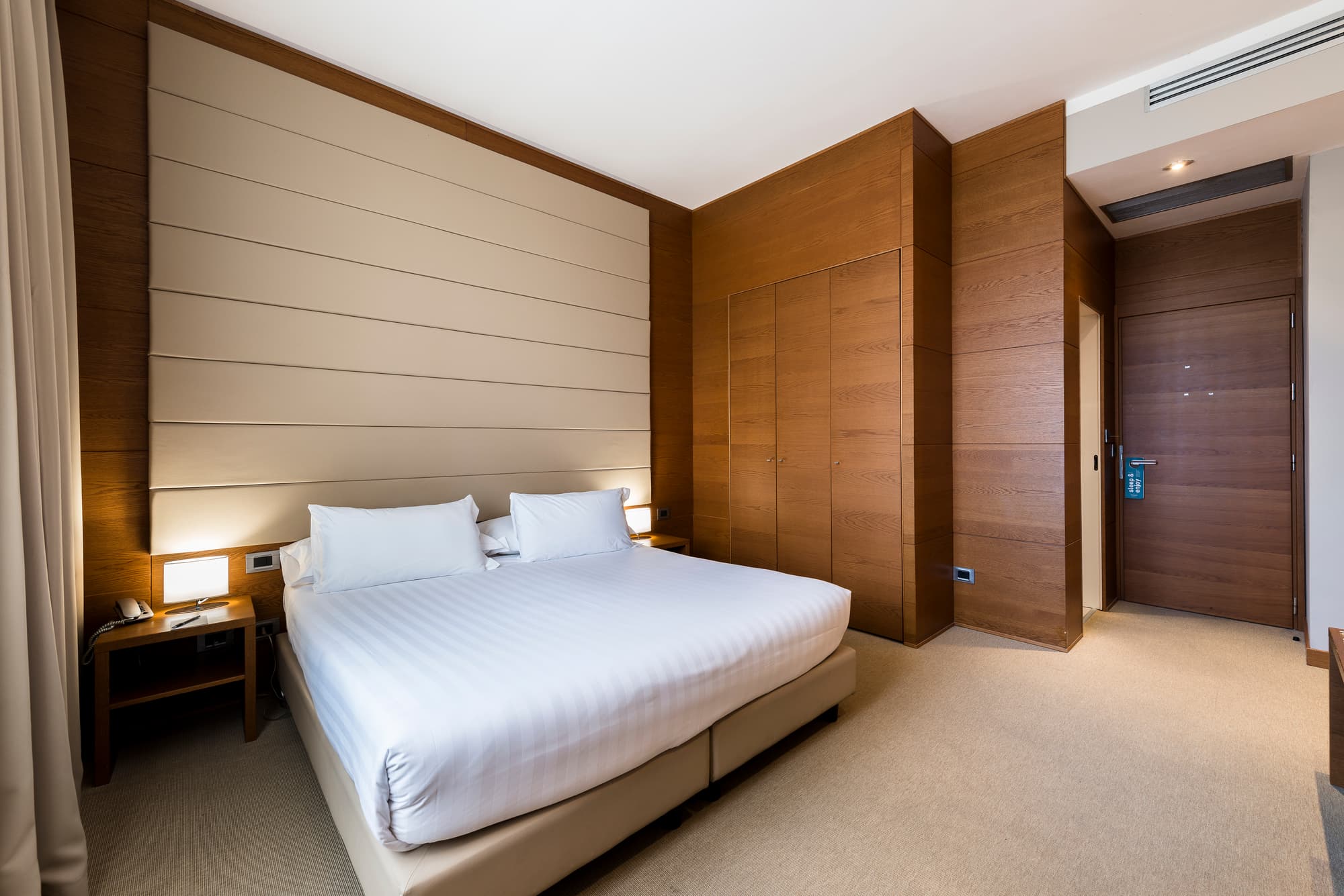 Occidental Aurelia, Room