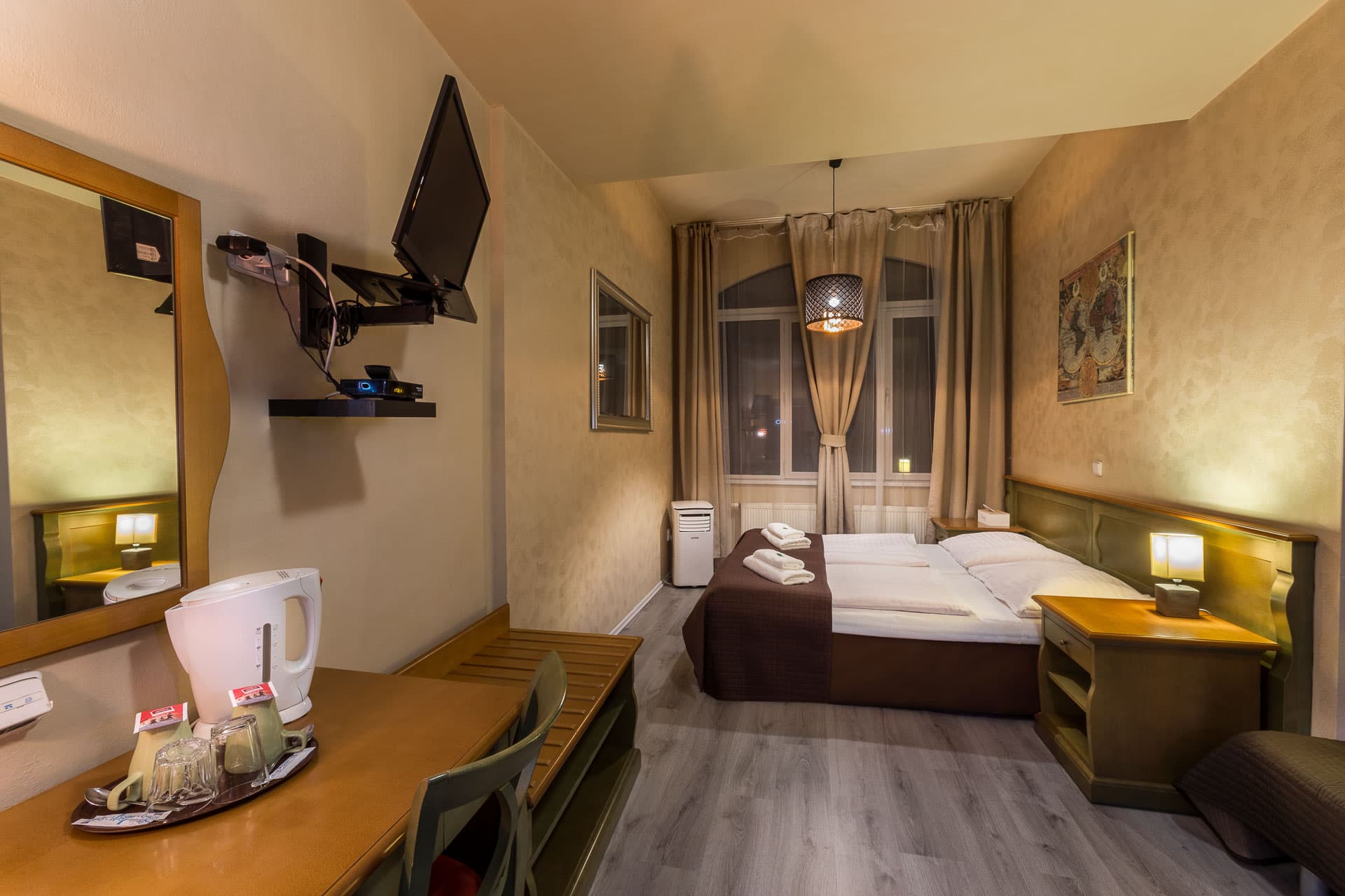 Augustus et Otto, Room