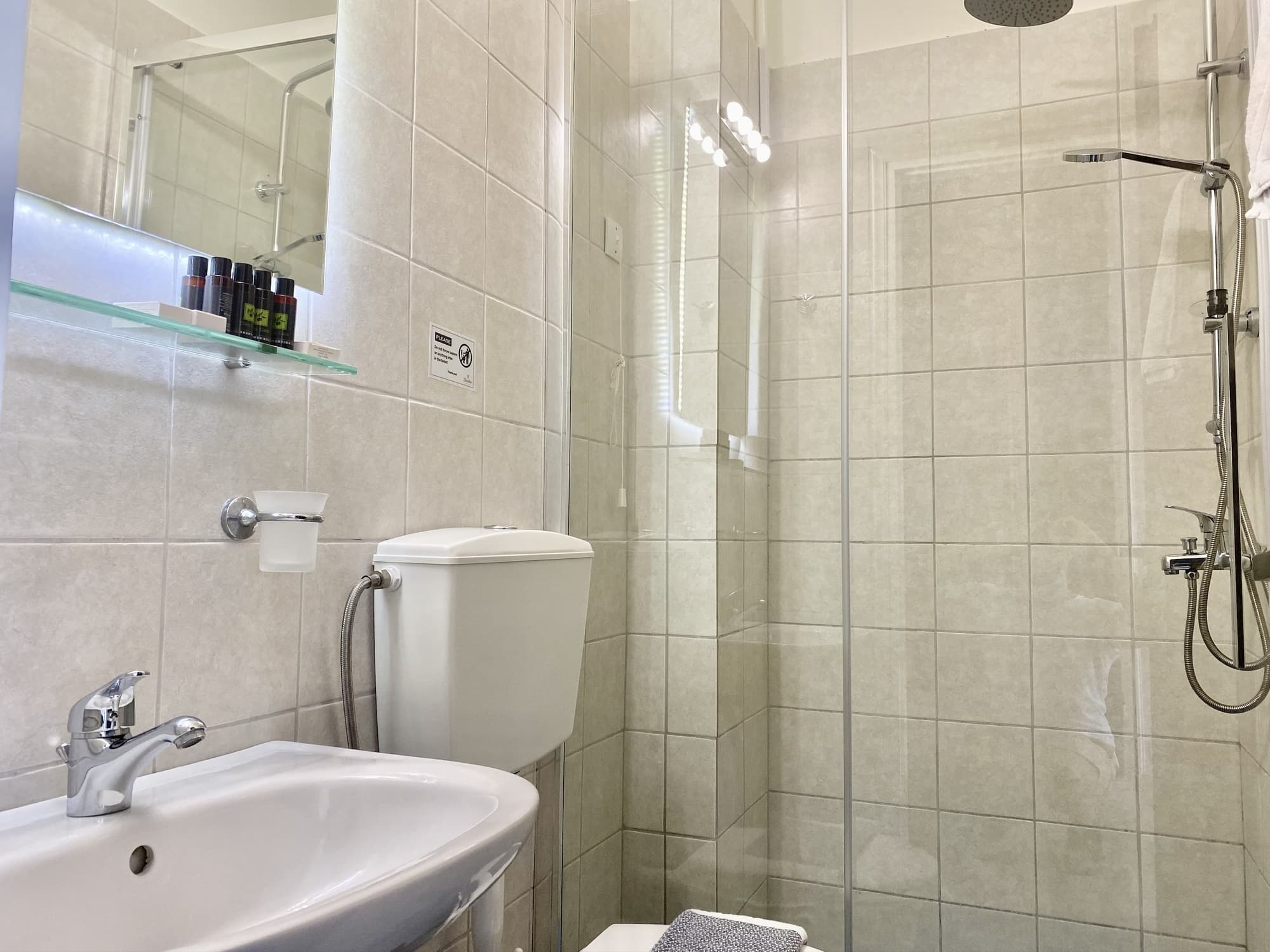 Bruskos Hotel & Suites