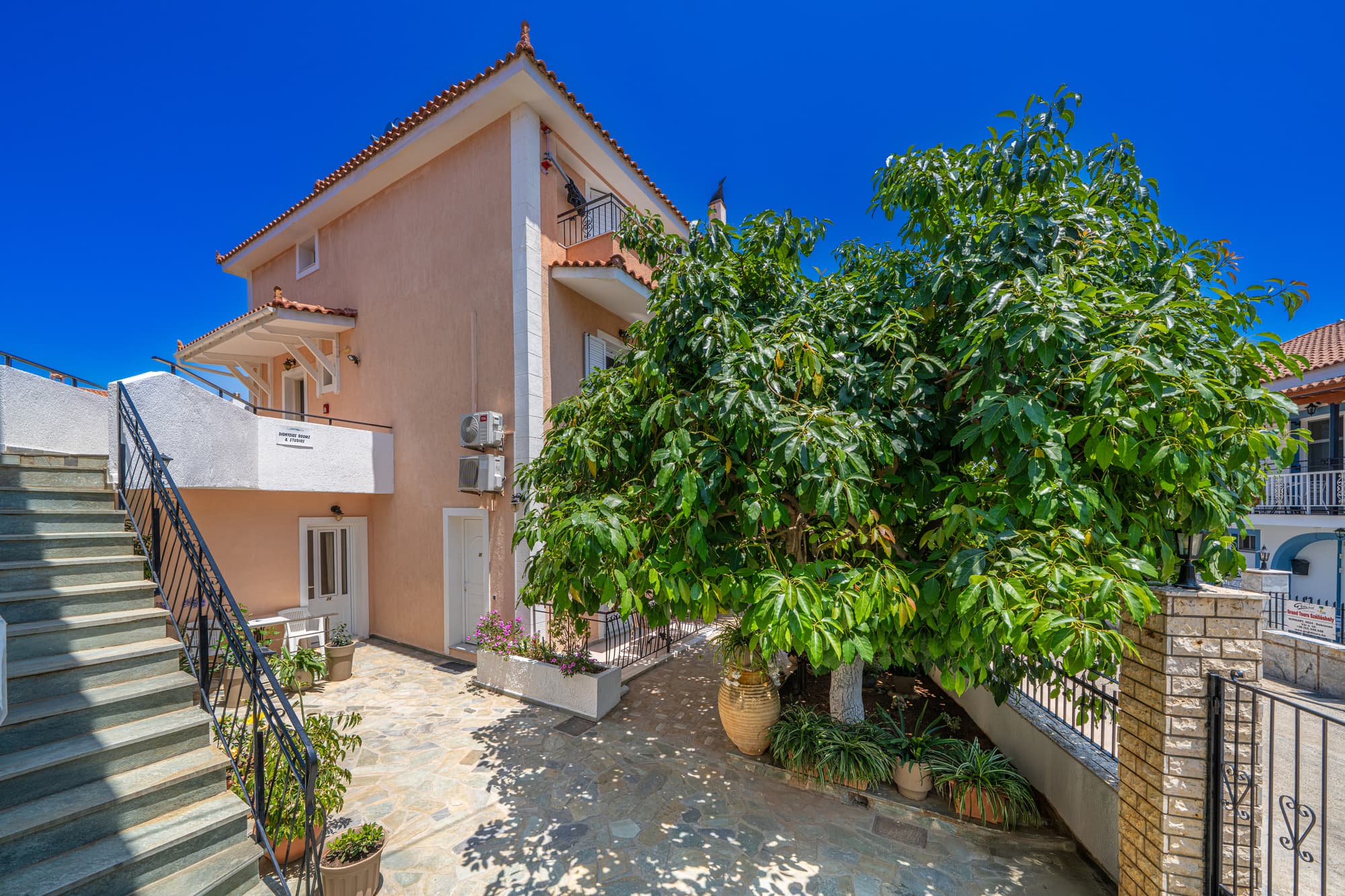 Dionysios Studios & Apartments