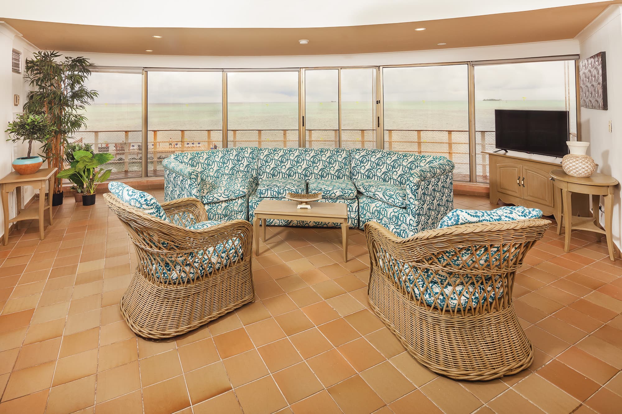 Decameron Aquarium, Lobby