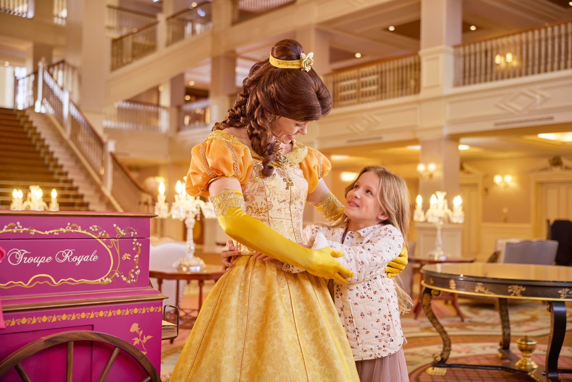 Disneyland Hotel + Entradas, Lobby