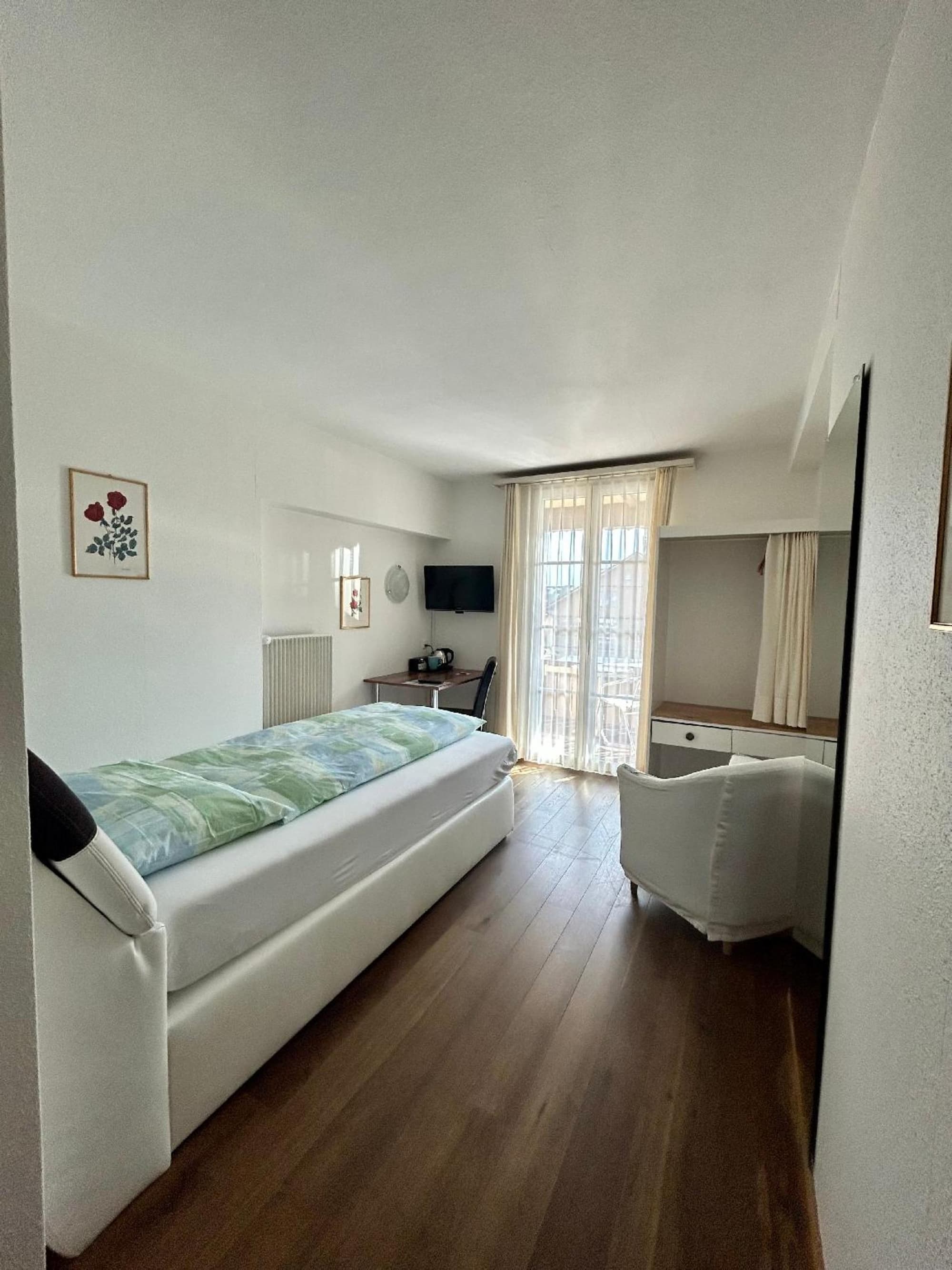 Post Hardermannli, Room