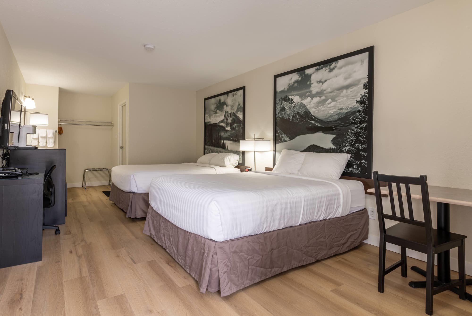 Super 8 by Wyndham Golden