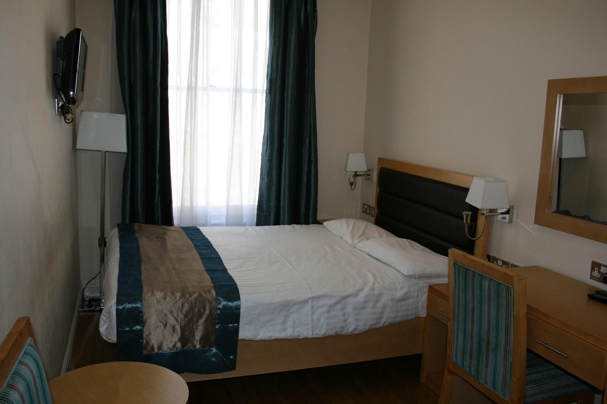 The Cromwell Crown, Room