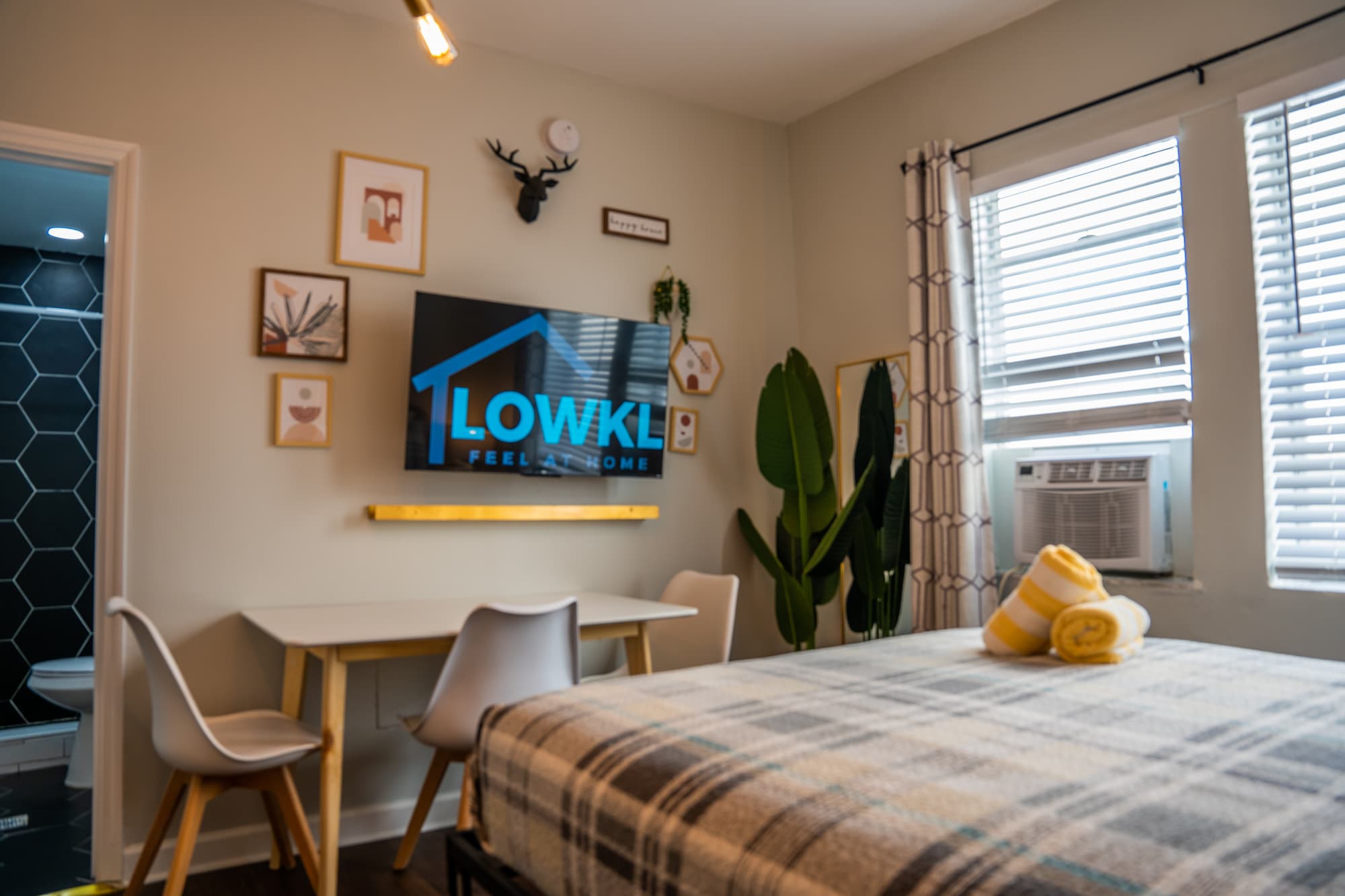 Nine20 Collins, Room