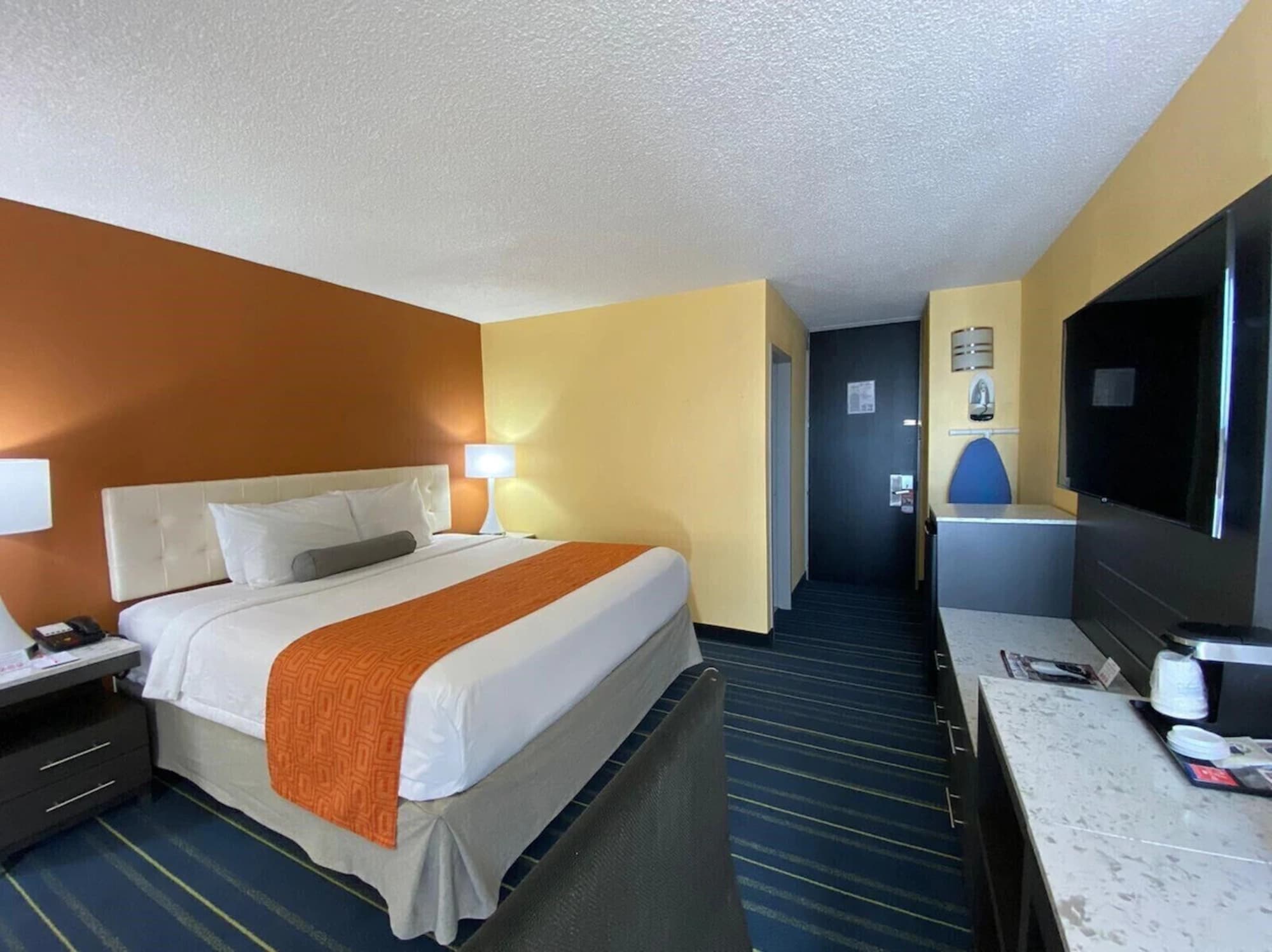 Howard Johnson By Wyndham Clifton Nj