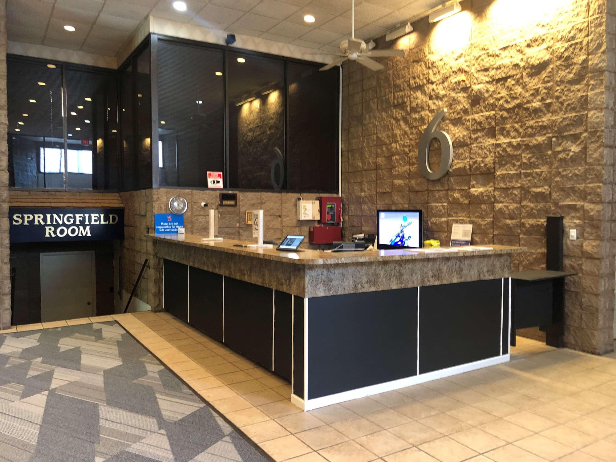 Howard Johnson  & Suites by Wyndham Springfield, Lobby