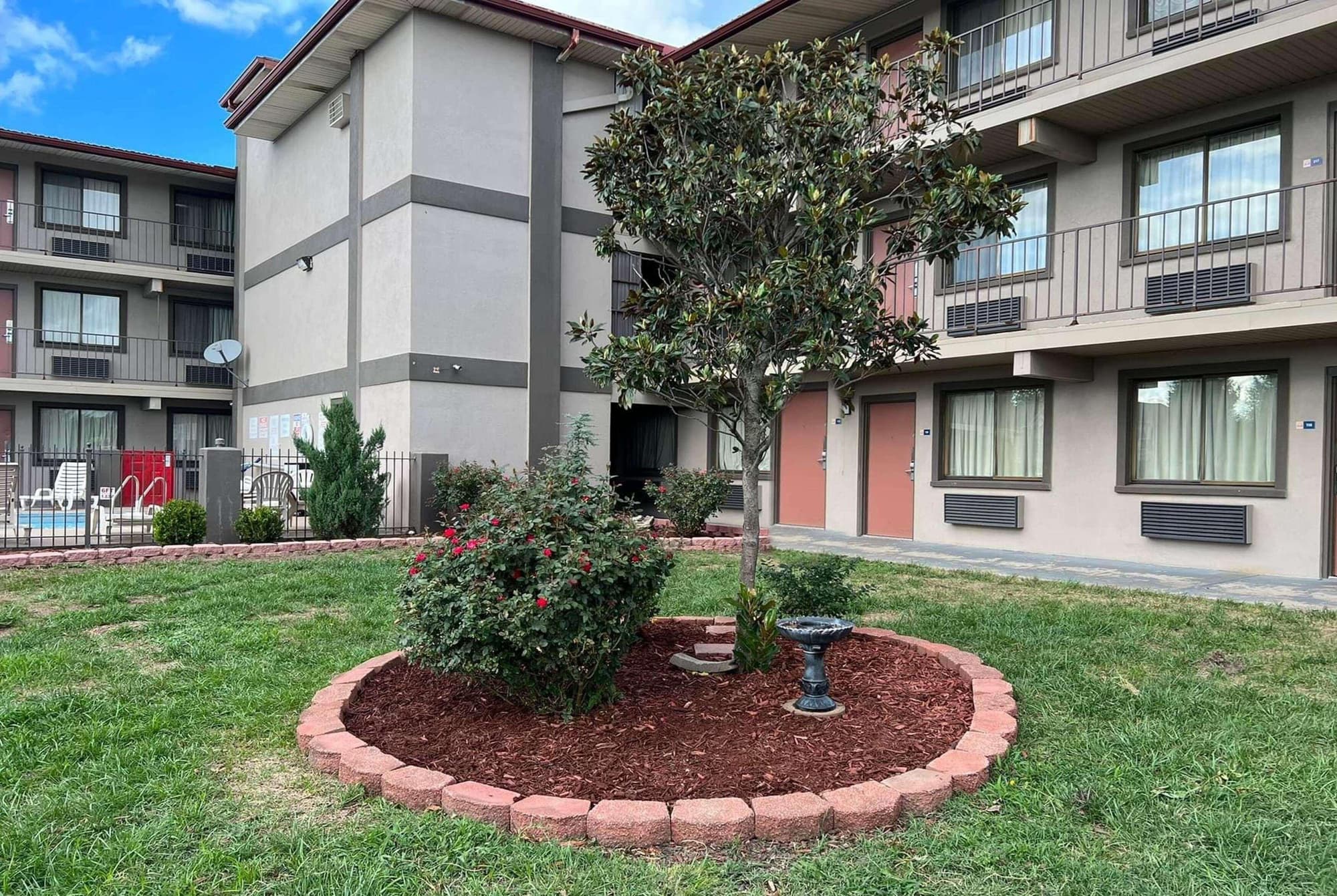 Days Inn & Suites By Wyndham Springfield On I-44