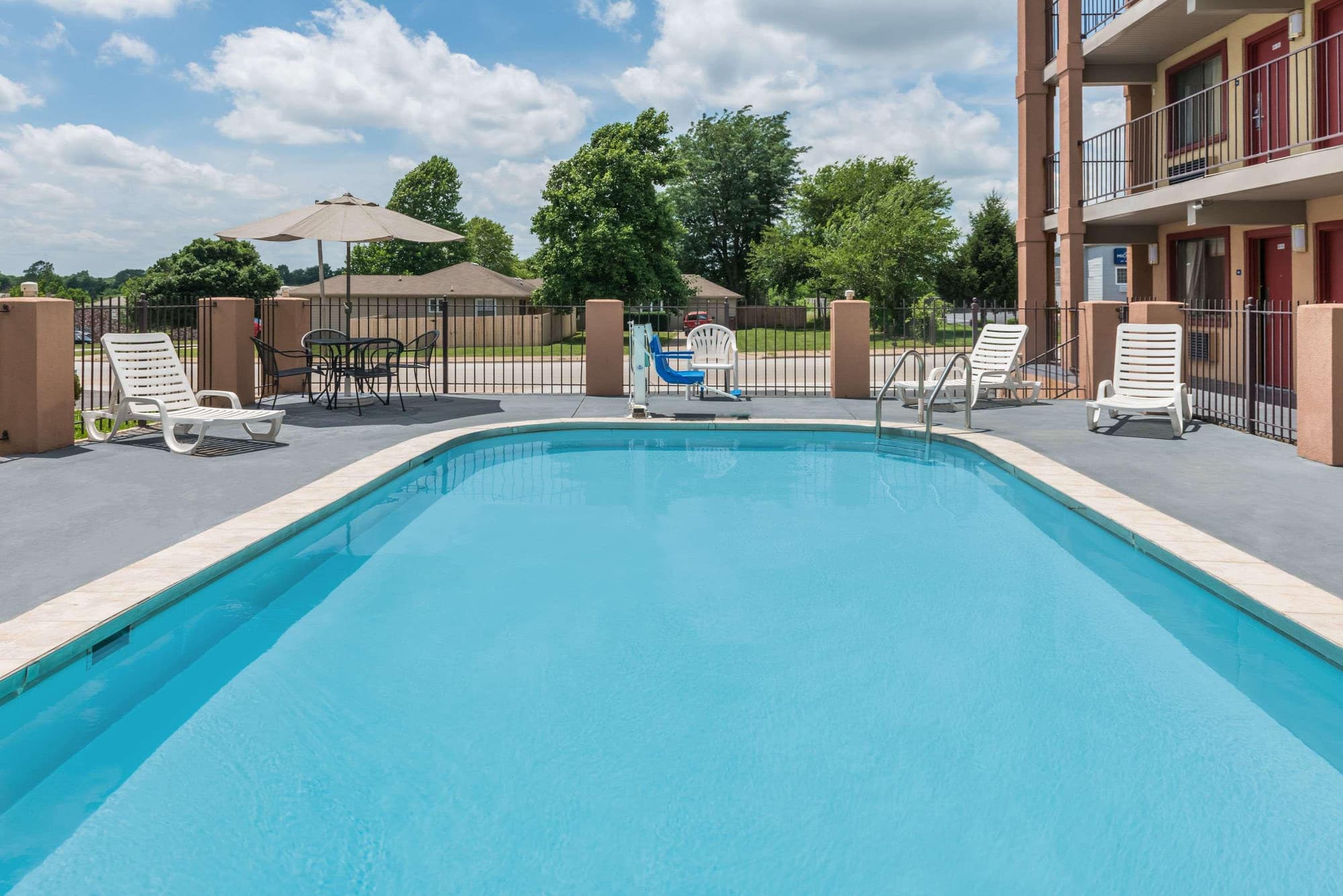 Days Inn & Suites By Wyndham Springfield On I-44