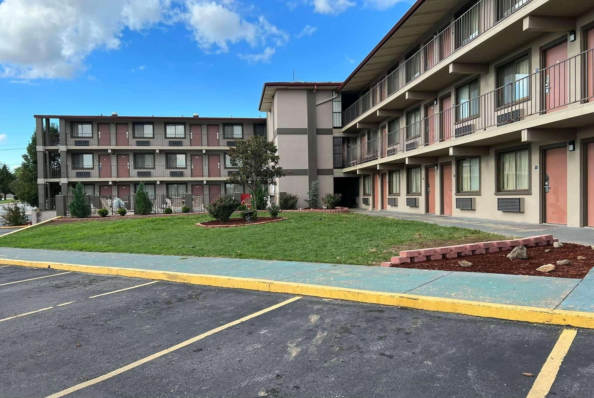 Days Inn & Suites By Wyndham Springfield On I-44
