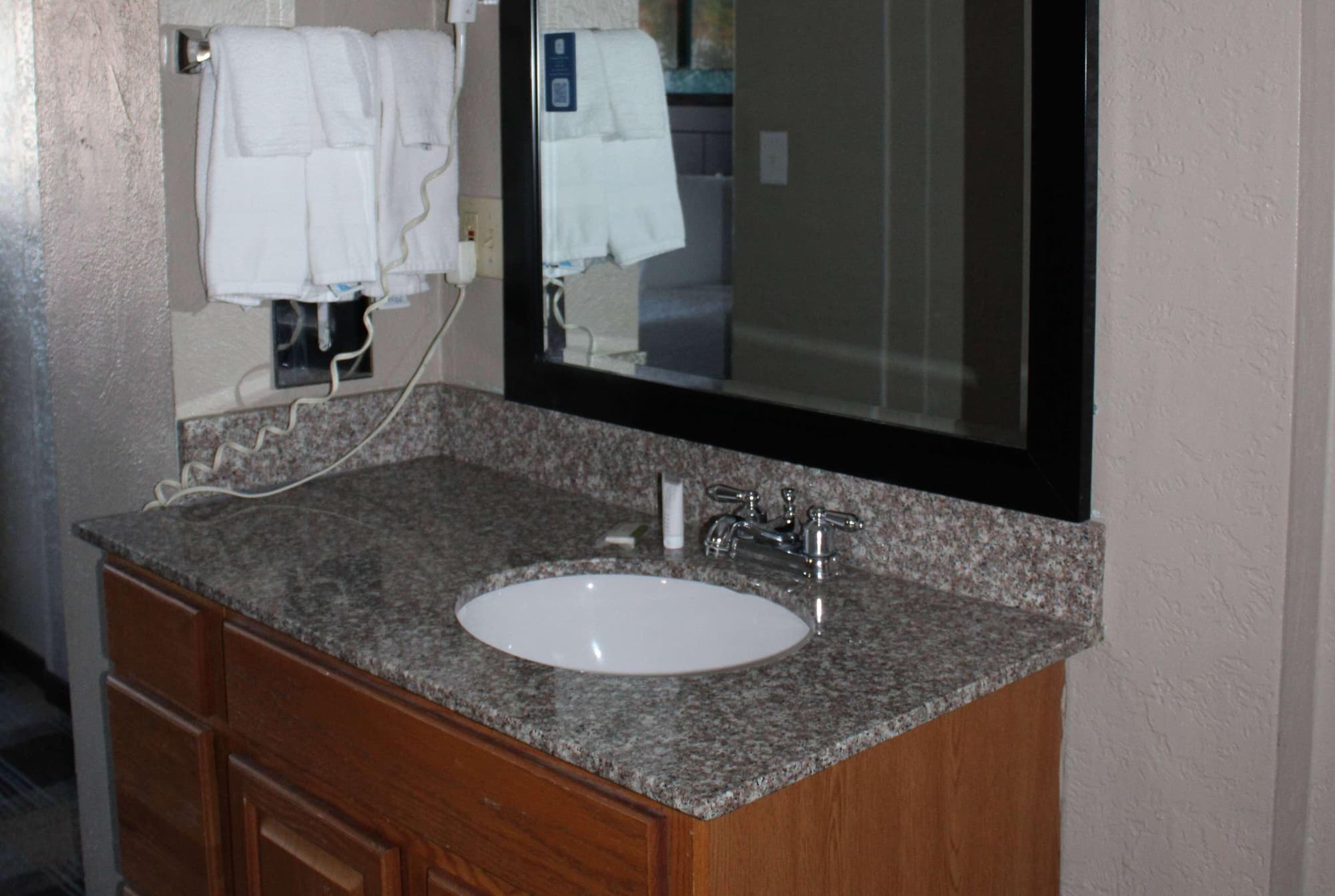 Days Inn & Suites By Wyndham Springfield On I-44