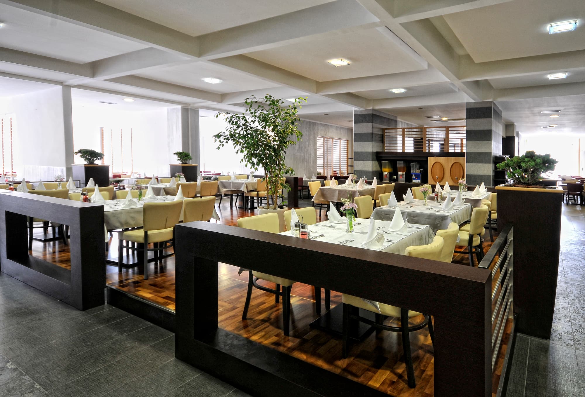 Hotel Tara, Restaurant