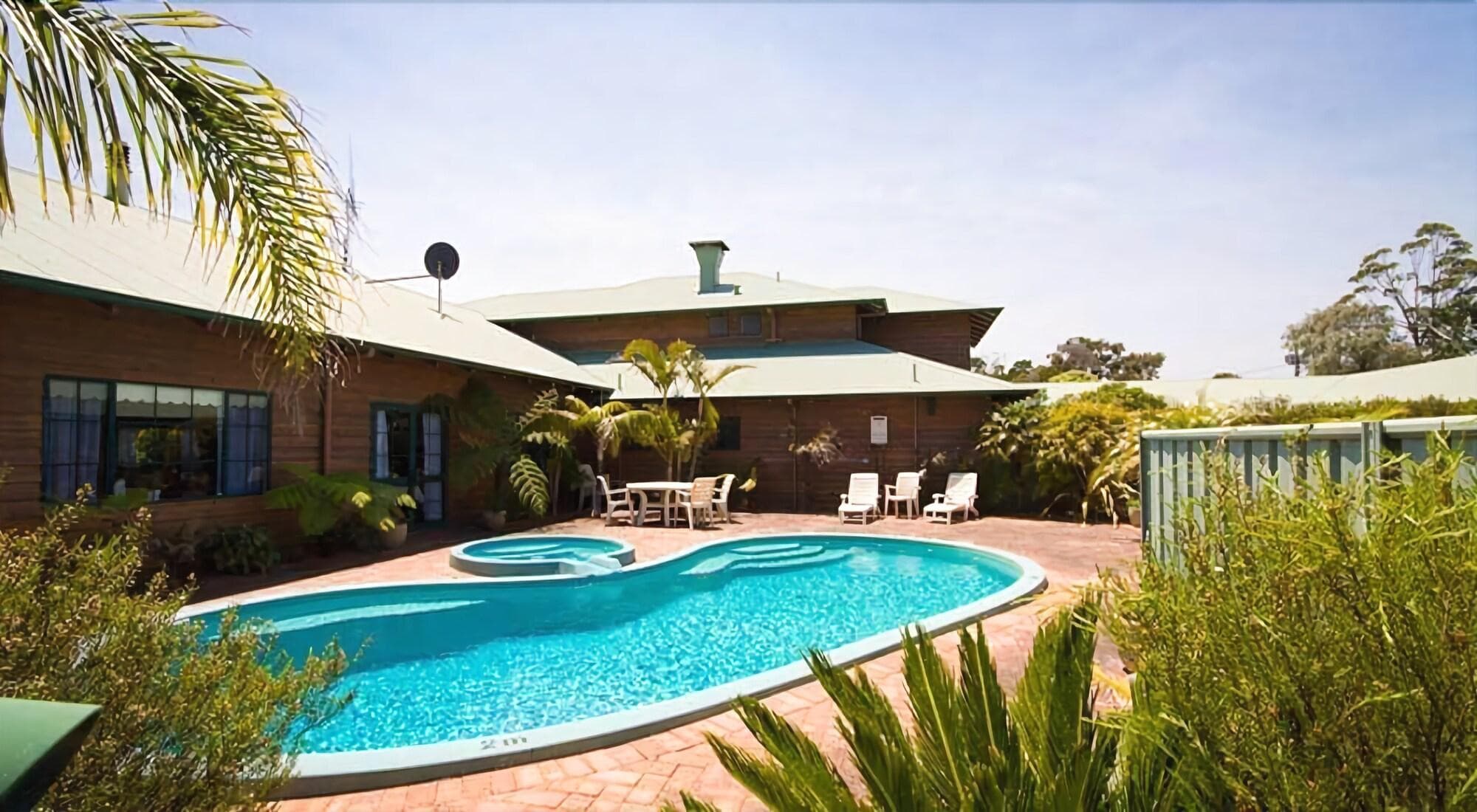 Tree Top Walk Motel, Sports and Entertainment