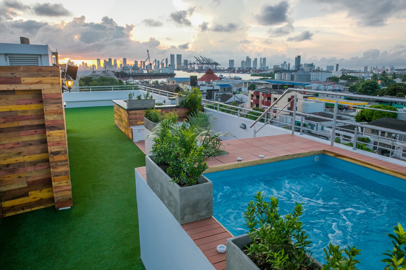 Avenida Buenos Aires, Pool