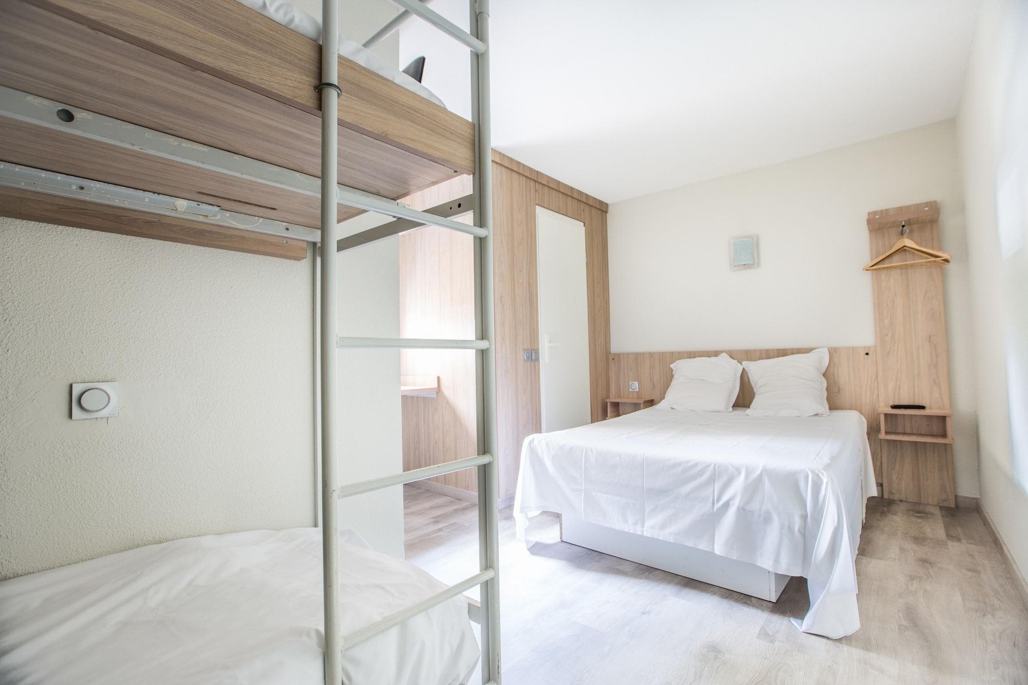 BRIT HOTEL TOULON - Parc Azur