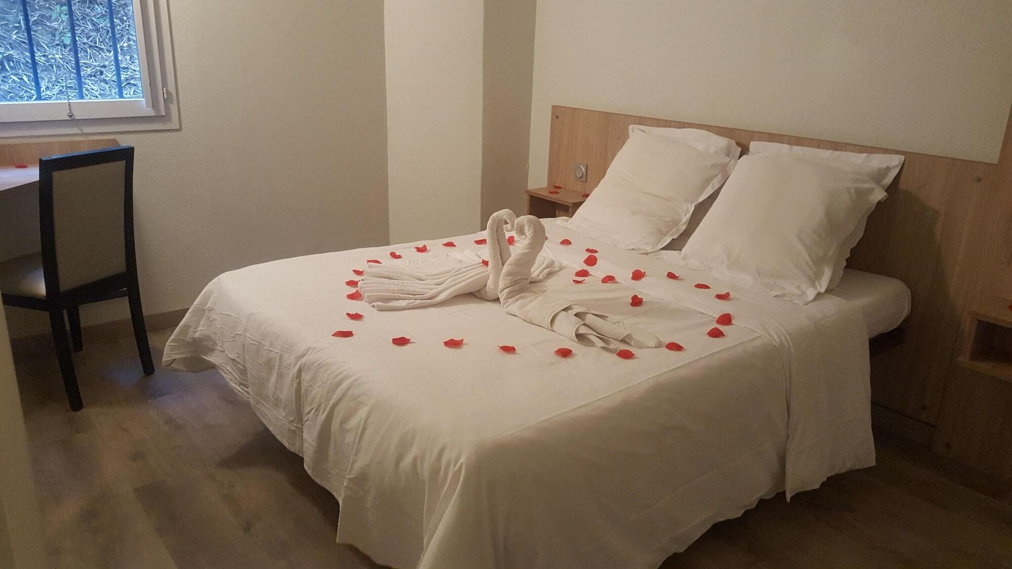 BRIT HOTEL TOULON - Parc Azur