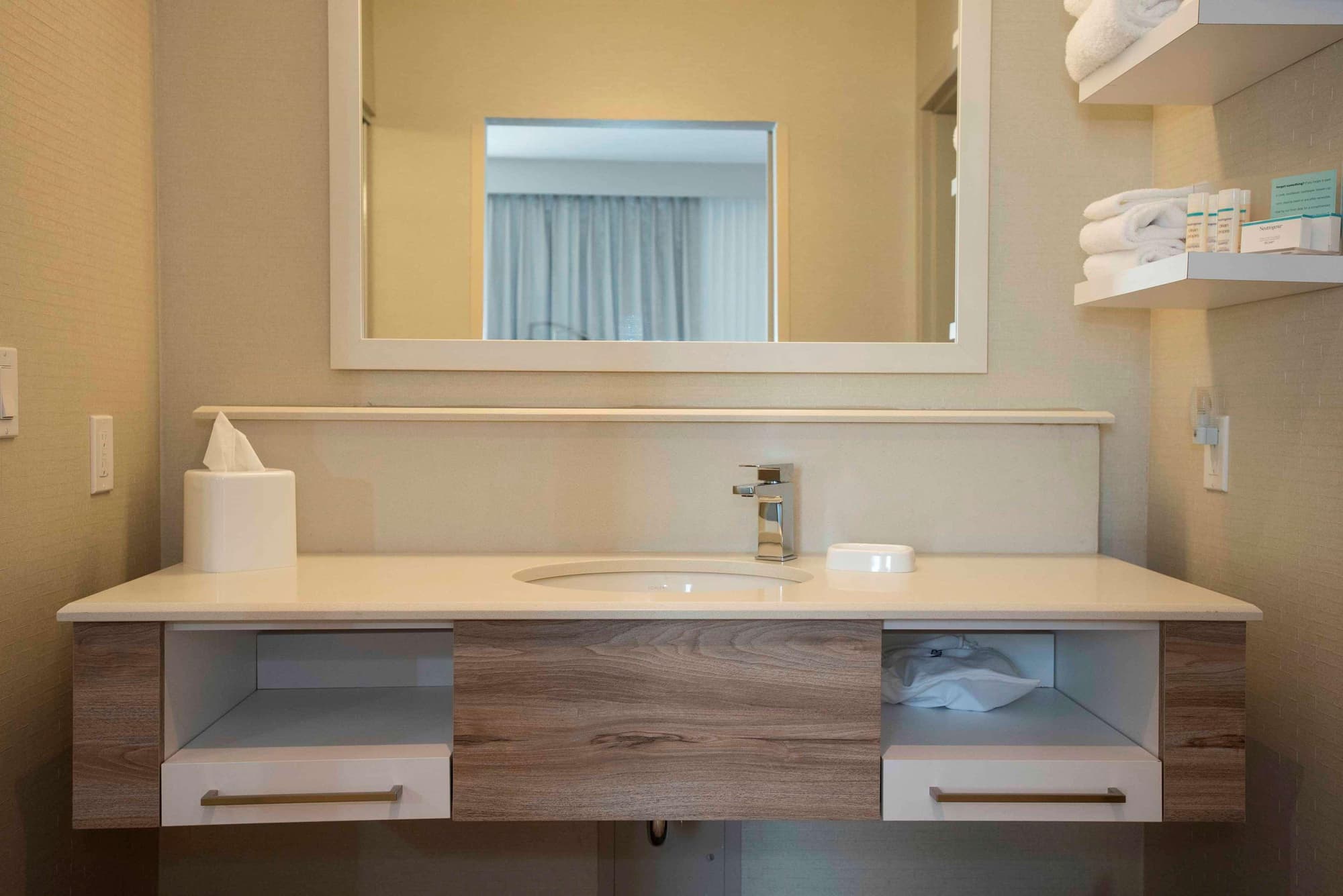 Hampton Inn & Suites By Hilton Thunder Bay, Room