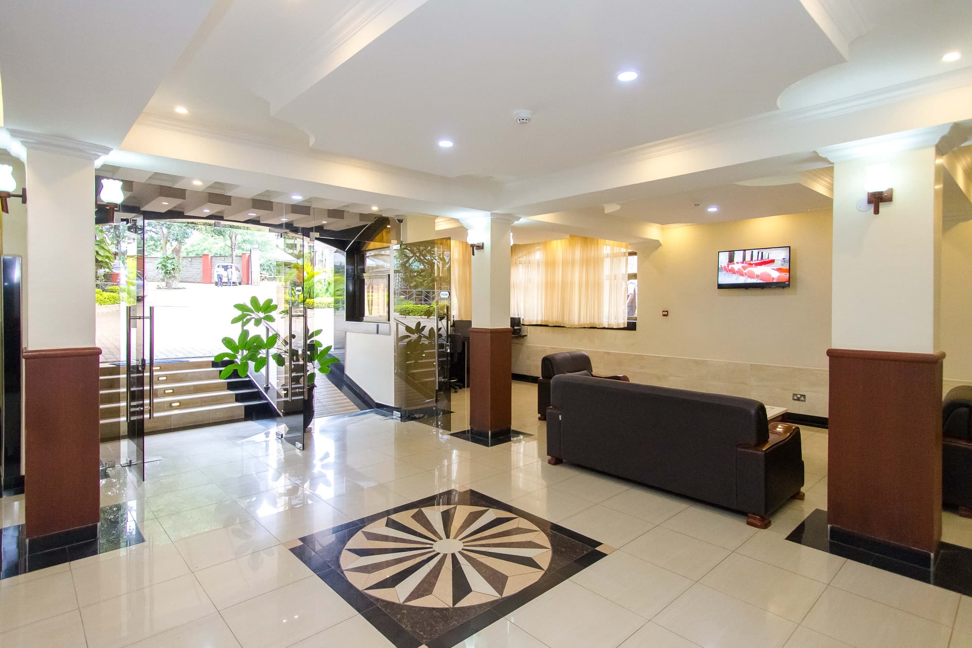 Pinecone Hotel, Lobby