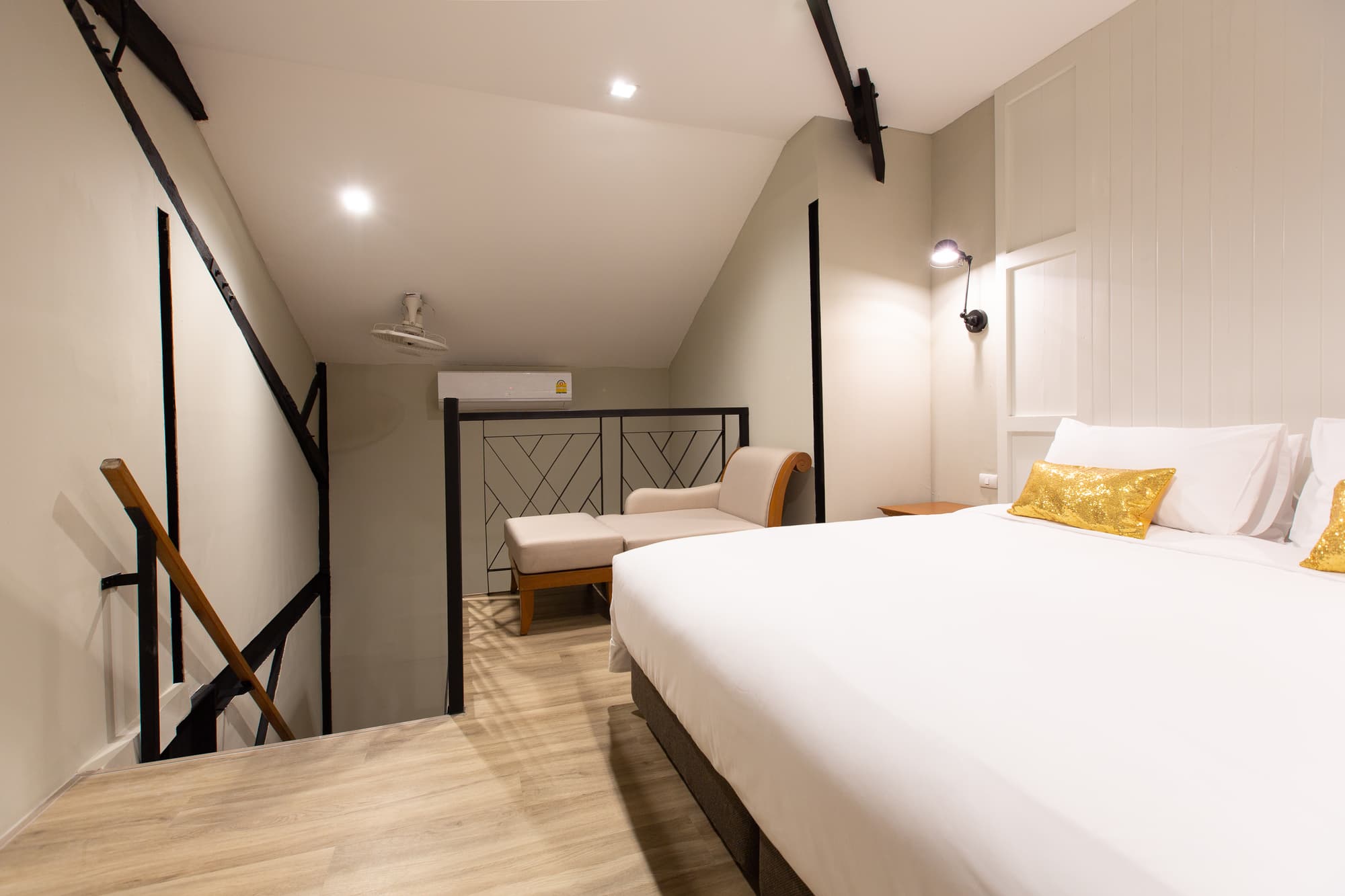 Prince Theatre Heritage Stay Hostel - Silom