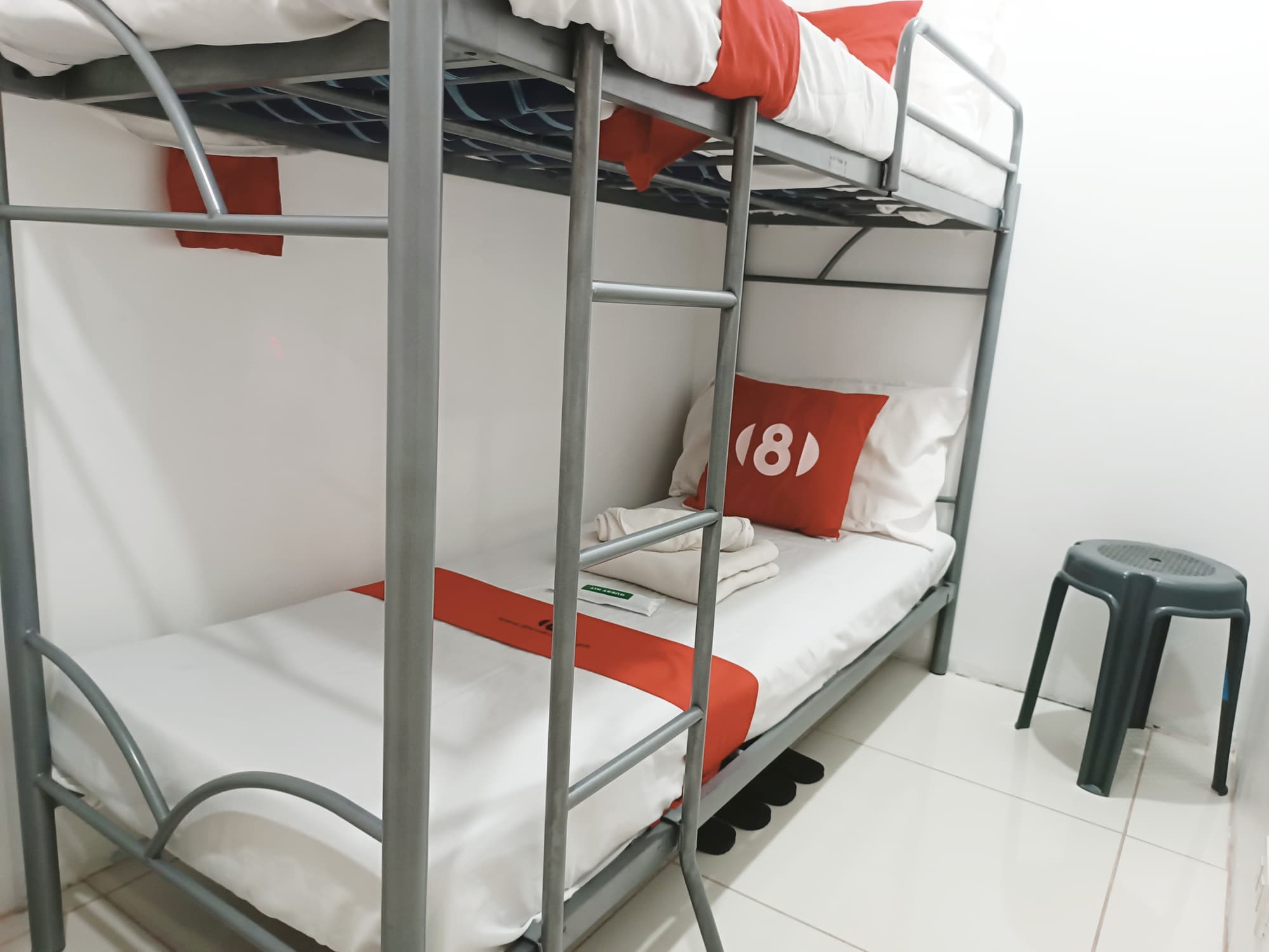 8hostel