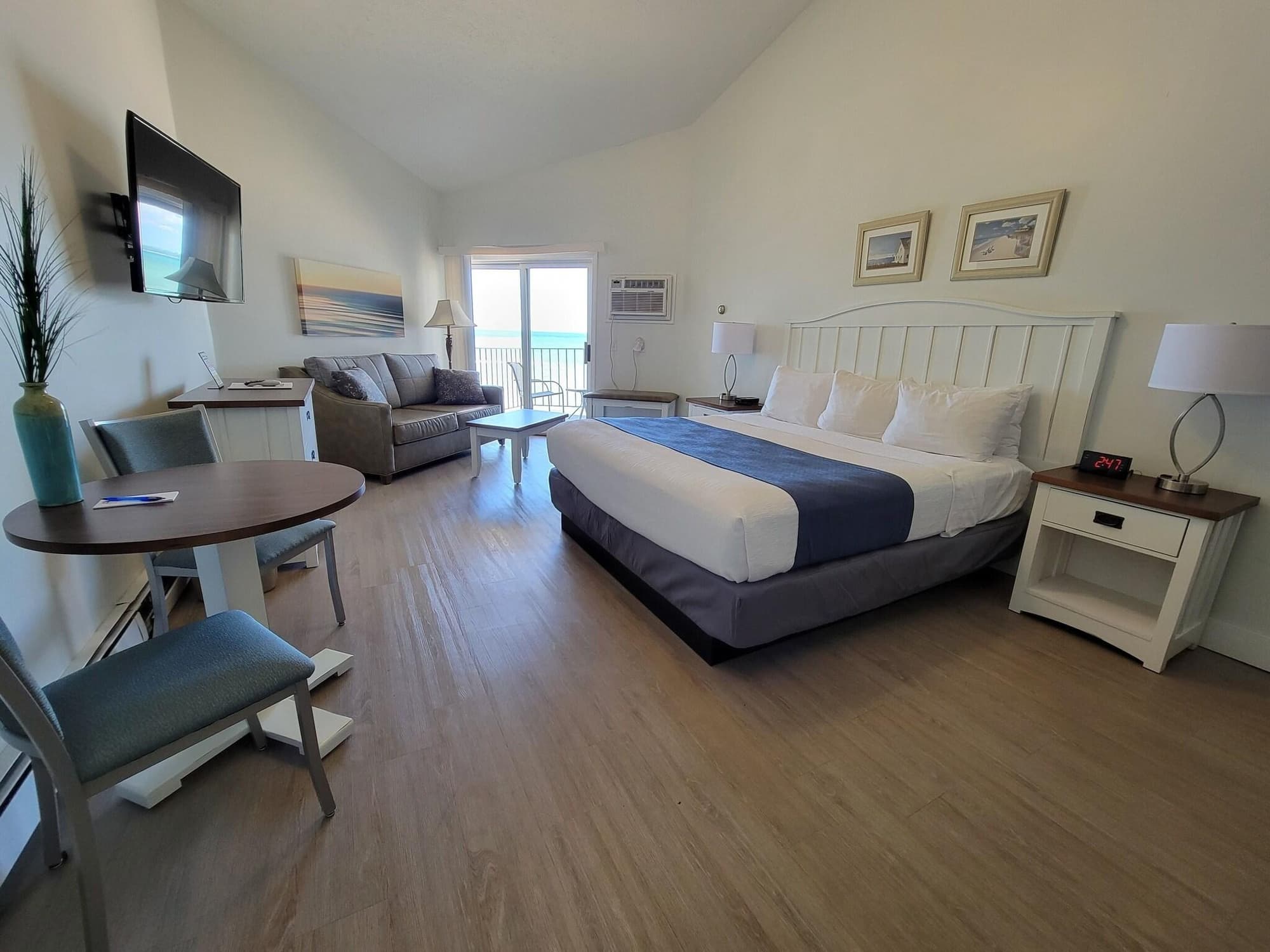 Pointes North Beachfront Hotel