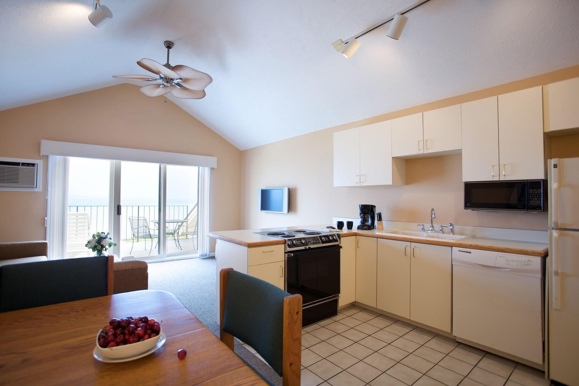 Pointes North Beachfront Hotel