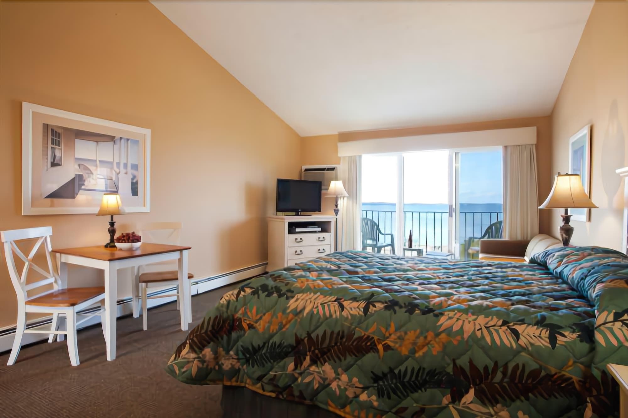 Pointes North Beachfront Hotel