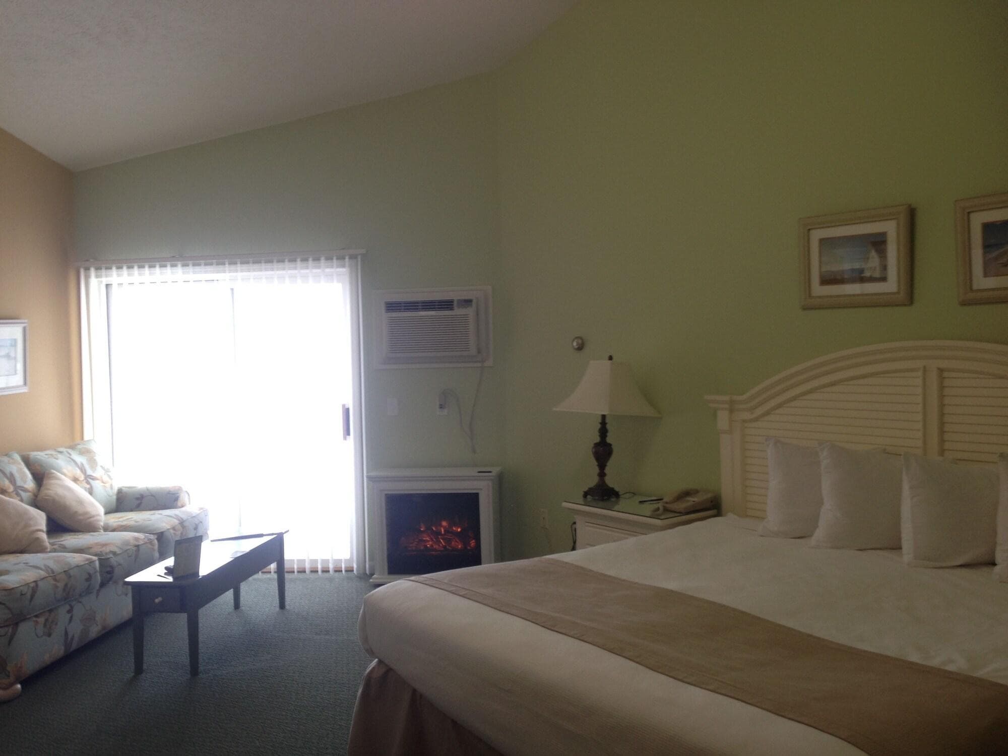 Pointes North Beachfront Hotel